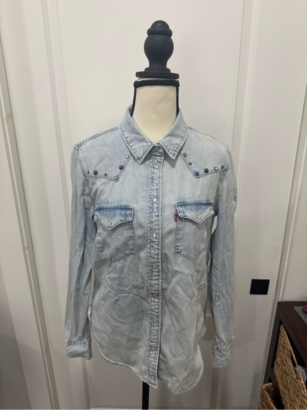 Levi's Studded & Rhinestone button down Western Pearl Snap Denim Shirt SZ. Small